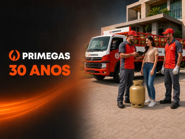 Equipe PRIMEGAS atendendo cliente ao lado do caminhão
